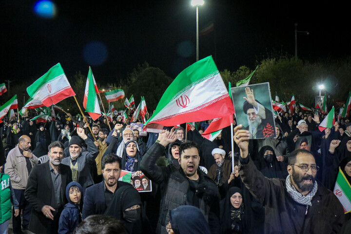 تصاویر/ قراعت دعای توسل با حضور خادمان مسجد مقدس جمکران در میدان مفید