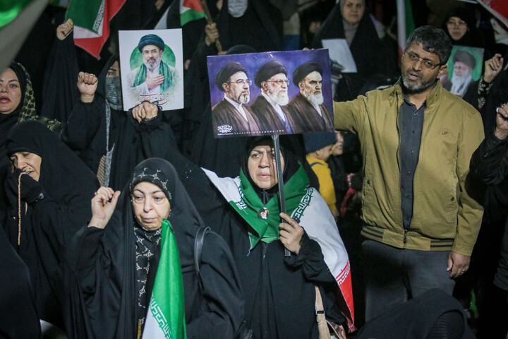 تصاویر/ قراعت دعای توسل با حضور خادمان مسجد مقدس جمکران در میدان مفید