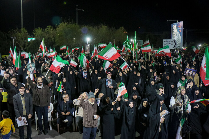 تصاویر/ قراعت دعای توسل با حضور خادمان مسجد مقدس جمکران در میدان مفید