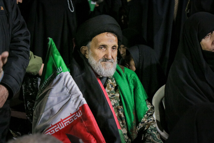 تصاویر/ قراعت دعای توسل با حضور خادمان مسجد مقدس جمکران در میدان مفید