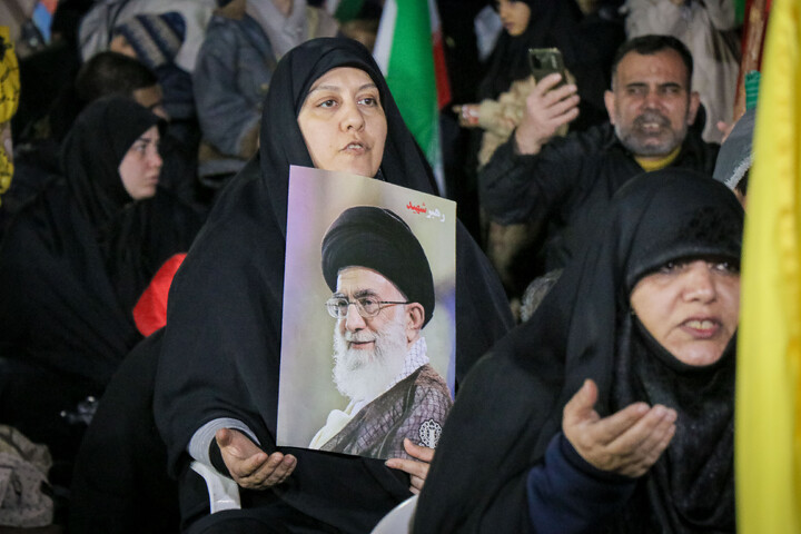 تصاویر/ قراعت دعای توسل با حضور خادمان مسجد مقدس جمکران در میدان مفید