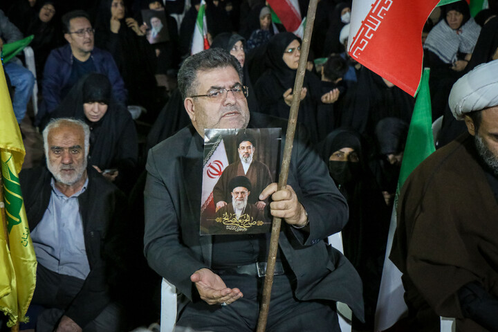 تصاویر/ قراعت دعای توسل با حضور خادمان مسجد مقدس جمکران در میدان مفید