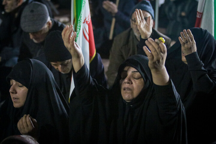 تصاویر/ قراعت دعای توسل با حضور خادمان مسجد مقدس جمکران در میدان مفید