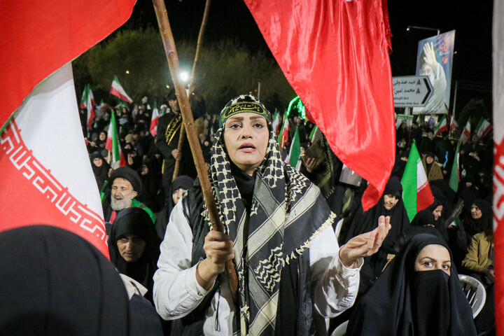 تصاویر/ قراعت دعای توسل با حضور خادمان مسجد مقدس جمکران در میدان مفید