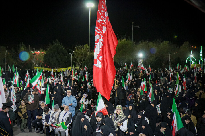 تصاویر/ قراعت دعای توسل با حضور خادمان مسجد مقدس جمکران در میدان مفید