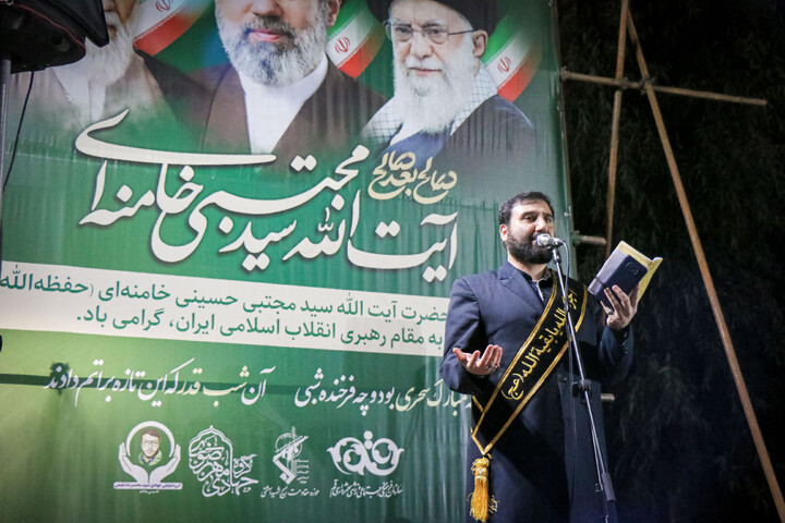 تصاویر/ قراعت دعای توسل با حضور خادمان مسجد مقدس جمکران در میدان مفید