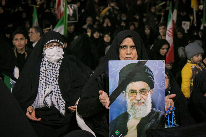 تصاویر/ قراعت دعای توسل با حضور خادمان مسجد مقدس جمکران در میدان مفید