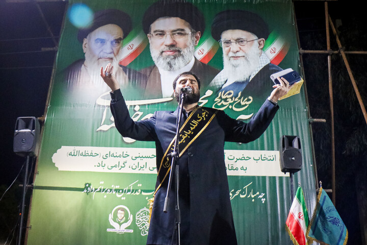 تصاویر/ قراعت دعای توسل با حضور خادمان مسجد مقدس جمکران در میدان مفید