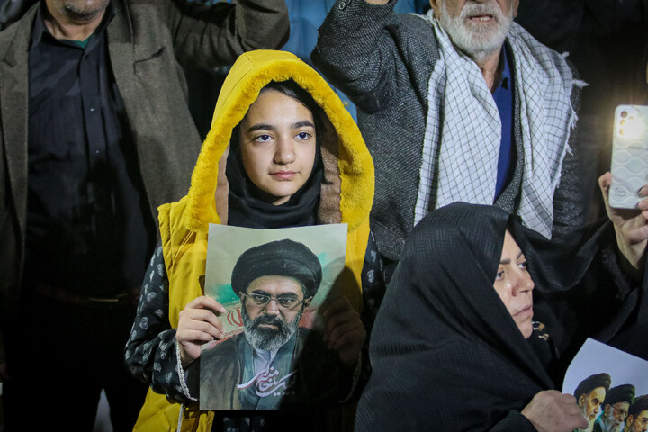 تصاویر/ قراعت دعای توسل با حضور خادمان مسجد مقدس جمکران در میدان مفید