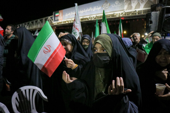 تصاویر/ قراعت دعای توسل با حضور خادمان مسجد مقدس جمکران در میدان مفید
