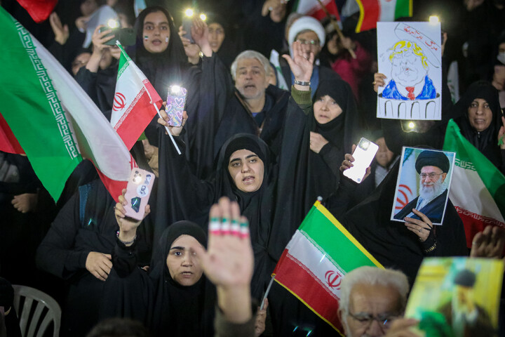 تصاویر/ قراعت دعای توسل با حضور خادمان مسجد مقدس جمکران در میدان مفید