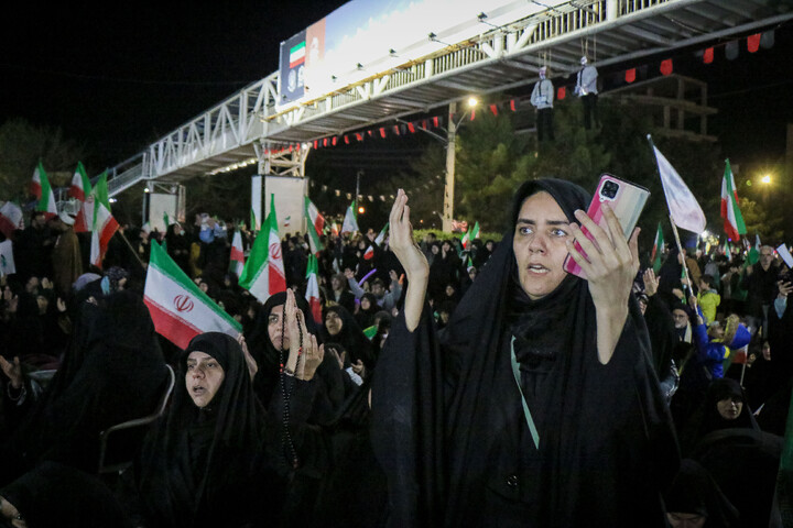 تصاویر/ قراعت دعای توسل با حضور خادمان مسجد مقدس جمکران در میدان مفید