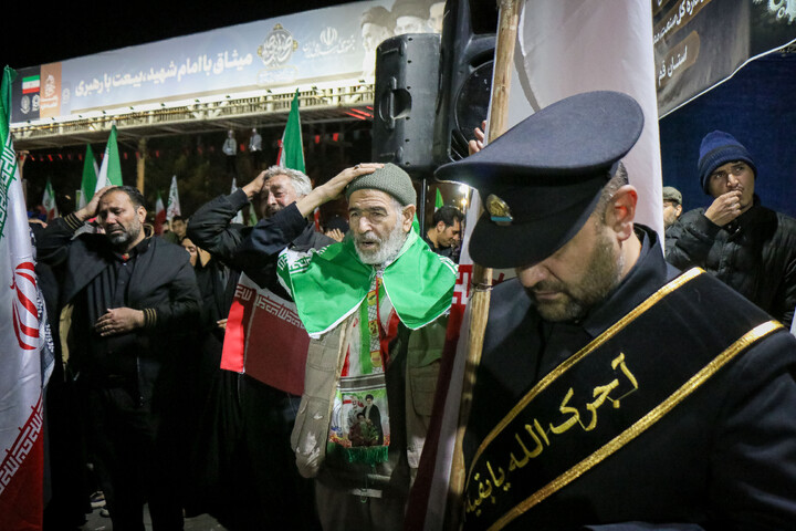 تصاویر/ قراعت دعای توسل با حضور خادمان مسجد مقدس جمکران در میدان مفید