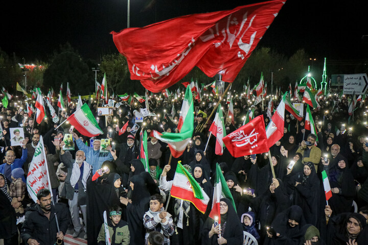 تصاویر/ قراعت دعای توسل با حضور خادمان مسجد مقدس جمکران در میدان مفید