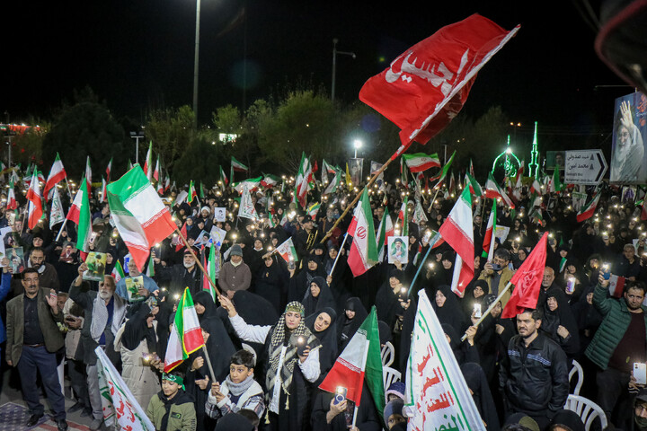 تصاویر/ قراعت دعای توسل با حضور خادمان مسجد مقدس جمکران در میدان مفید