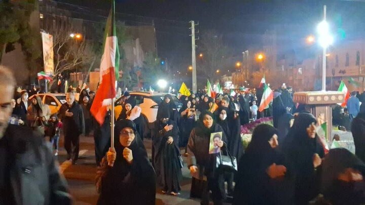 تصاویر/ تجمع اعتراضی و استقبال گسترده مردم یکی از شهدای ناو دنا