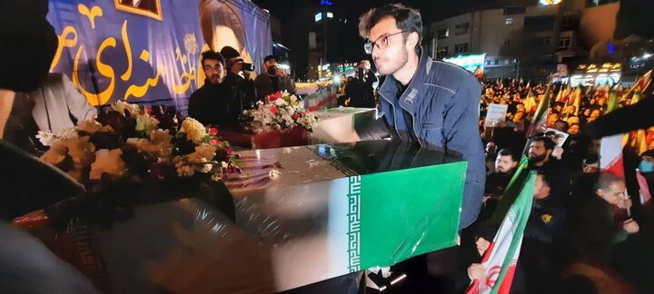 تصاویر/ وداع باشکوه مردم منطقه۲ با دریادلان شهید ناو دنا؛ تجدید عهد با قهرمانان در میدان شهید تهرانی‌مقدم