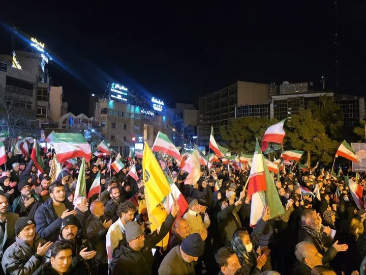 تصاویر/ وداع باشکوه مردم منطقه۲ با دریادلان شهید ناو دنا؛ تجدید عهد با قهرمانان در میدان شهید تهرانی‌مقدم