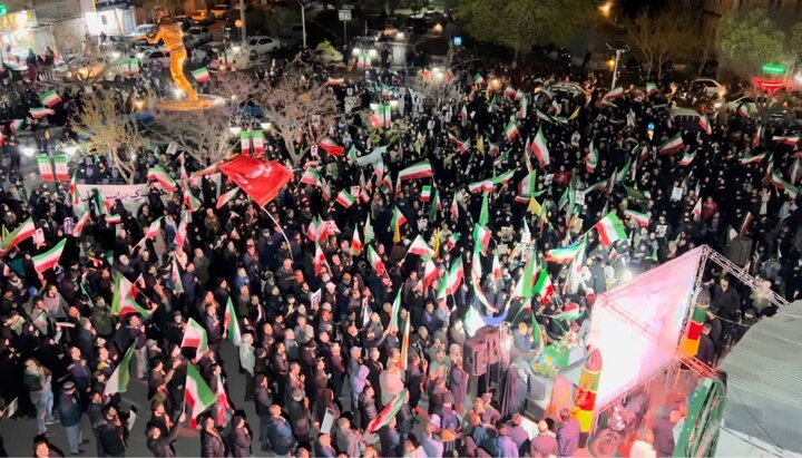 تصاویر/  نمایش ایستادگی و وفاداری مردم غیور منطقه ۱۴ در تشییع شهدای ناو دنا