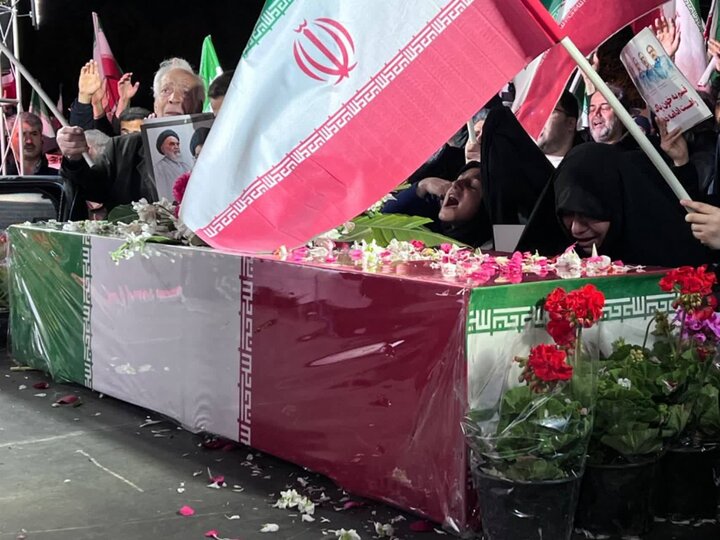تصاویر/  نمایش ایستادگی و وفاداری مردم غیور منطقه ۱۴ در تشییع شهدای ناو دنا