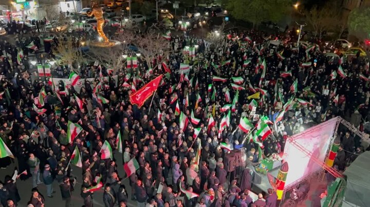 تصاویر/  نمایش ایستادگی و وفاداری مردم غیور منطقه ۱۴ در تشییع شهدای ناو دنا