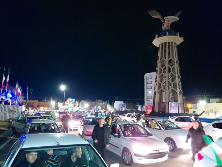 تصاویر/ آماده‌سازی و توزیع پرچم و اقلام فرهنگی در کاروان خودرویی به همت طلاب شاهین دژ