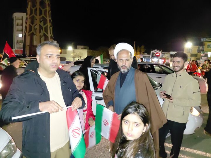 تصاویر/ آماده‌سازی و توزیع پرچم و اقلام فرهنگی در کاروان خودرویی به همت طلاب شاهین دژ