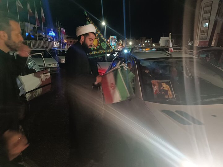 تصاویر/ آماده‌سازی و توزیع پرچم و اقلام فرهنگی در کاروان خودرویی به همت طلاب شاهین دژ