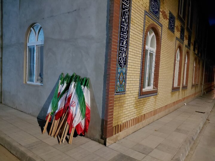 تصاویر/ آماده‌سازی و توزیع پرچم و اقلام فرهنگی در کاروان خودرویی به همت طلاب شاهین دژ