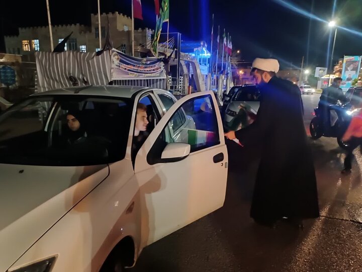 تصاویر/ آماده‌سازی و توزیع پرچم و اقلام فرهنگی در کاروان خودرویی به همت طلاب شاهین دژ