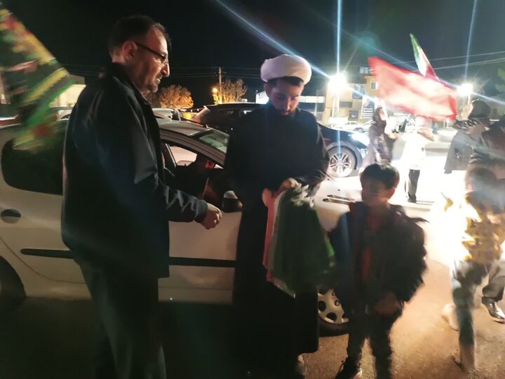 تصاویر/ آماده‌سازی و توزیع پرچم و اقلام فرهنگی در کاروان خودرویی به همت طلاب شاهین دژ