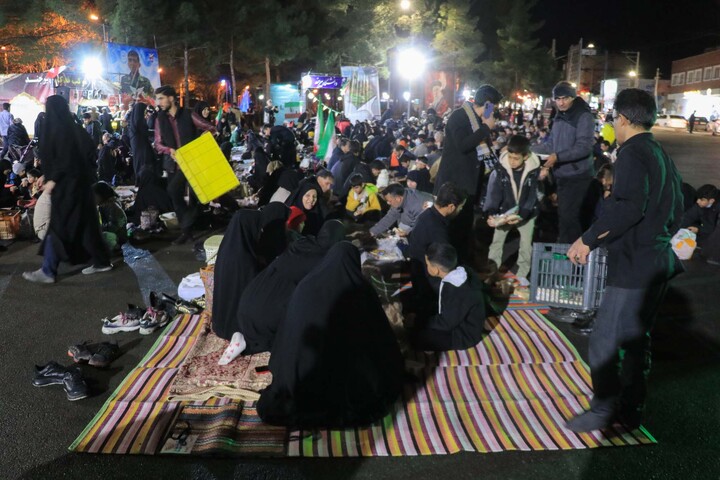 تصاویر| افطار مردم بیرجند در میدان مادر شب چهارشنبه سوری