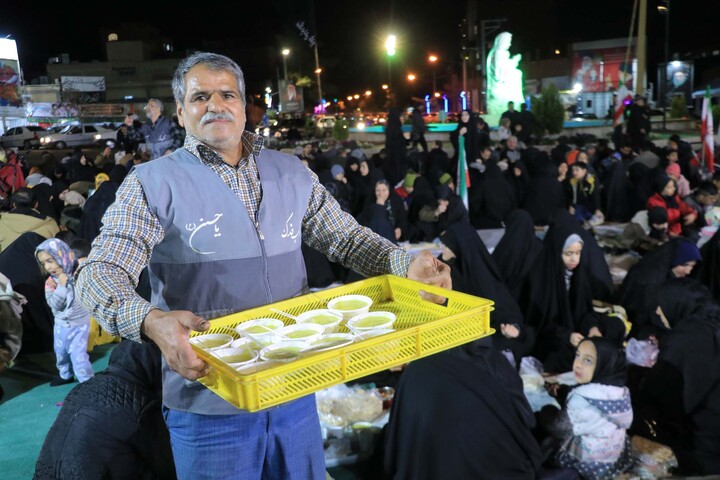 تصاویر| افطار مردم بیرجند در میدان مادر شب چهارشنبه سوری