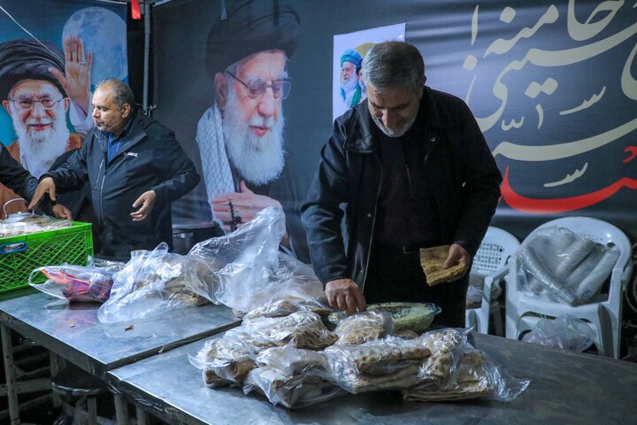 تصاویر| افطار مردم بیرجند در میدان مادر شب چهارشنبه سوری