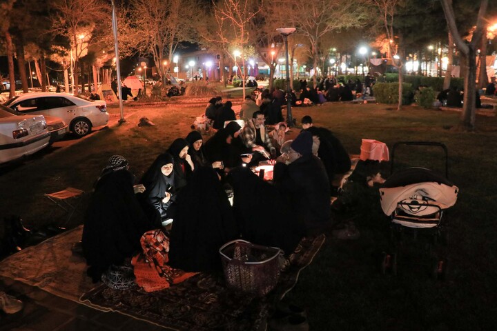 تصاویر| افطار مردم بیرجند در میدان مادر شب چهارشنبه سوری