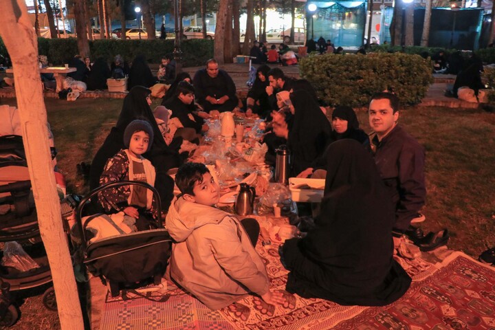 تصاویر| افطار مردم بیرجند در میدان مادر شب چهارشنبه سوری