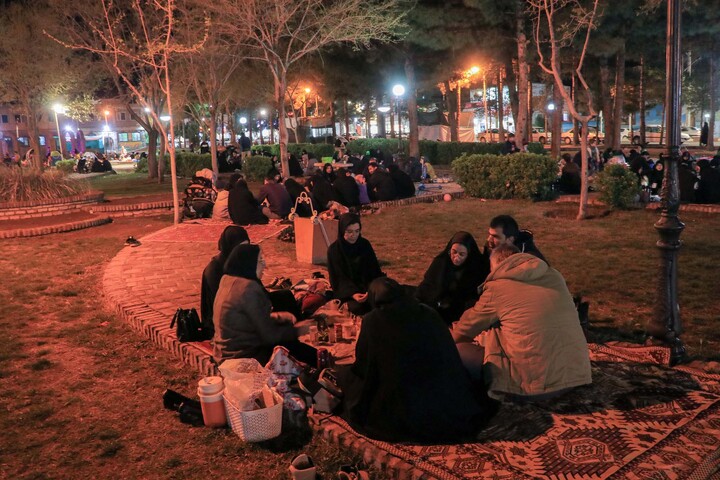 تصاویر| افطار مردم بیرجند در میدان مادر شب چهارشنبه سوری