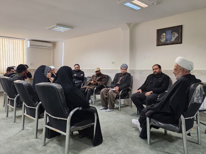 تصاویر/ دیدار جمعی از اعضای مواکب مستقر در میدان آزادی سنندج با حجت‌الاسلام والمسلمین پورذهبی