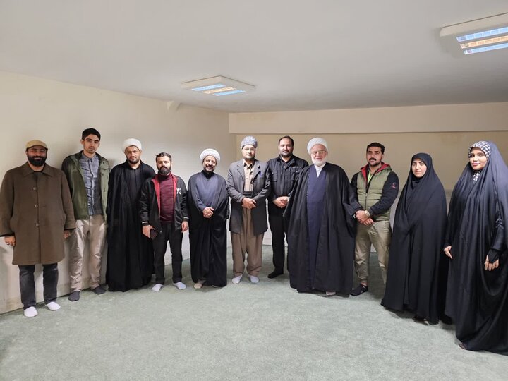 تصاویر/ دیدار جمعی از اعضای مواکب مستقر در میدان آزادی سنندج با حجت‌الاسلام والمسلمین پورذهبی