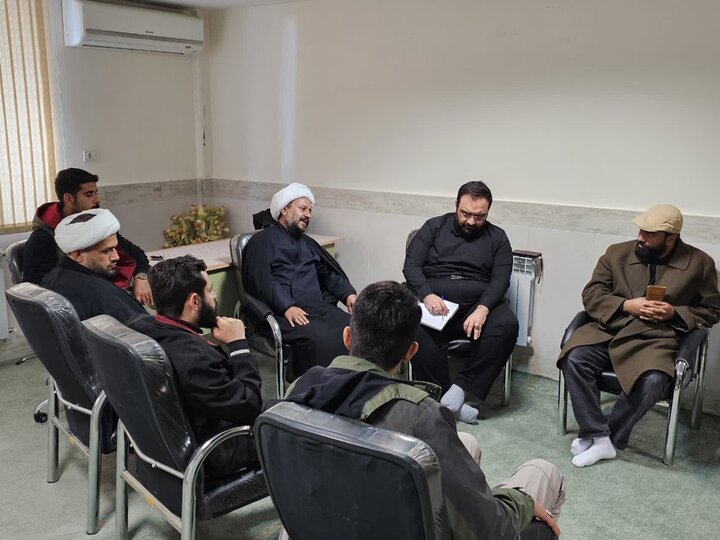 تصاویر/ دیدار جمعی از اعضای مواکب مستقر در میدان آزادی سنندج با حجت‌الاسلام والمسلمین پورذهبی