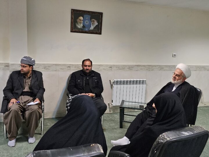 تصاویر/ دیدار جمعی از اعضای مواکب مستقر در میدان آزادی سنندج با حجت‌الاسلام والمسلمین پورذهبی