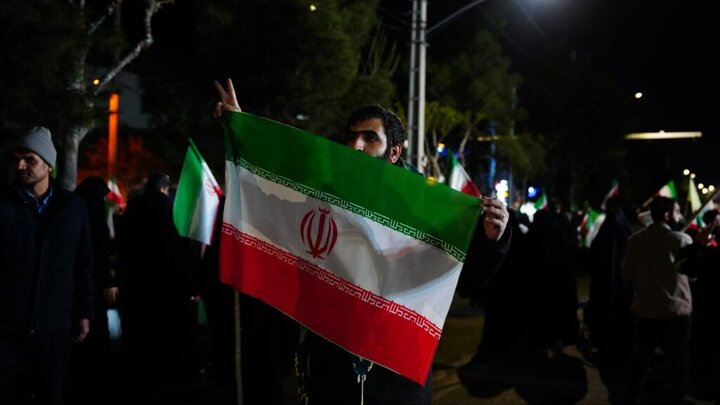 پذیرایی خادمان حرم بانوی کرامت از راهپیمایان در شب چهارشنبه آخر سال