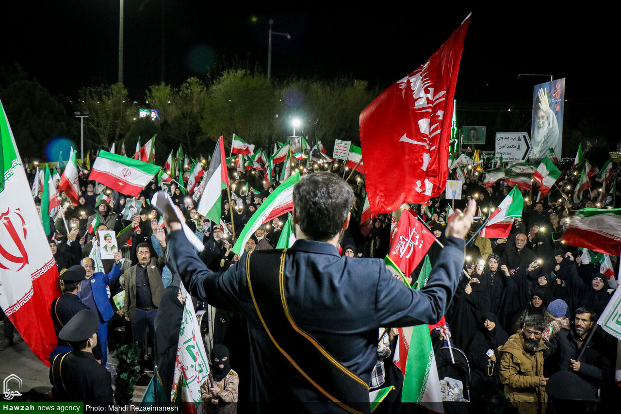تصاویر/ قرائت دعای توسل با حضور خادمان مسجد مقدس جمکران در میدان مفید