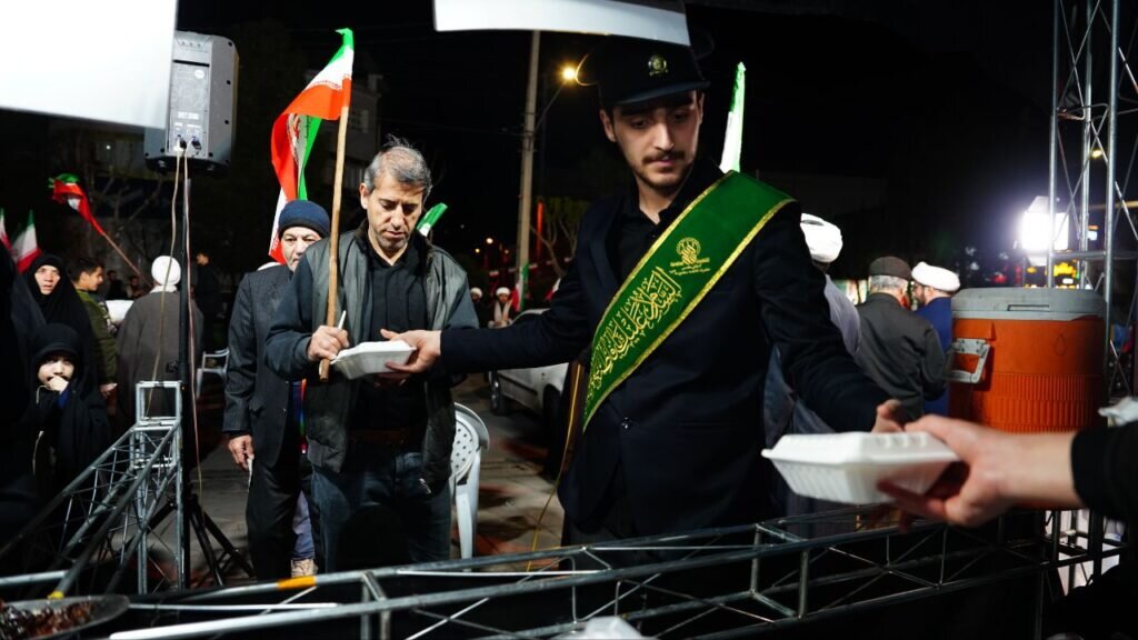 تصاویر/ پذیرایی خادمان حرم بانوی کرامت از راهپیمایان در شب چهارشنبه آخر سال