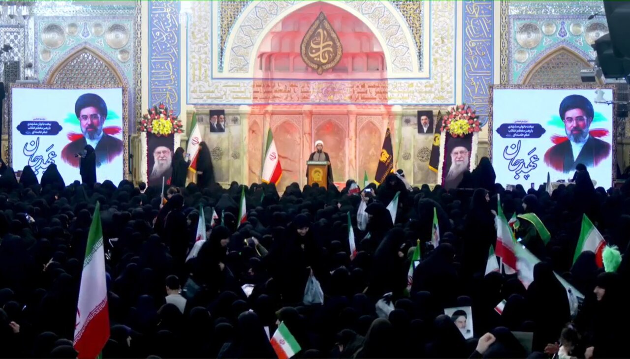 مراسم بیعت بانوان مشهدی با رهبرانقلاب اسلامی در حرم مطهر رضوی