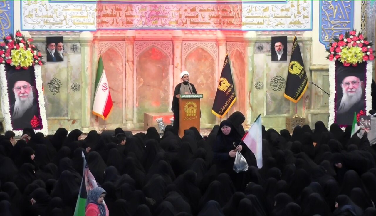 مراسم بیعت بانوان مشهدی با رهبرانقلاب اسلامی در حرم مطهر رضوی