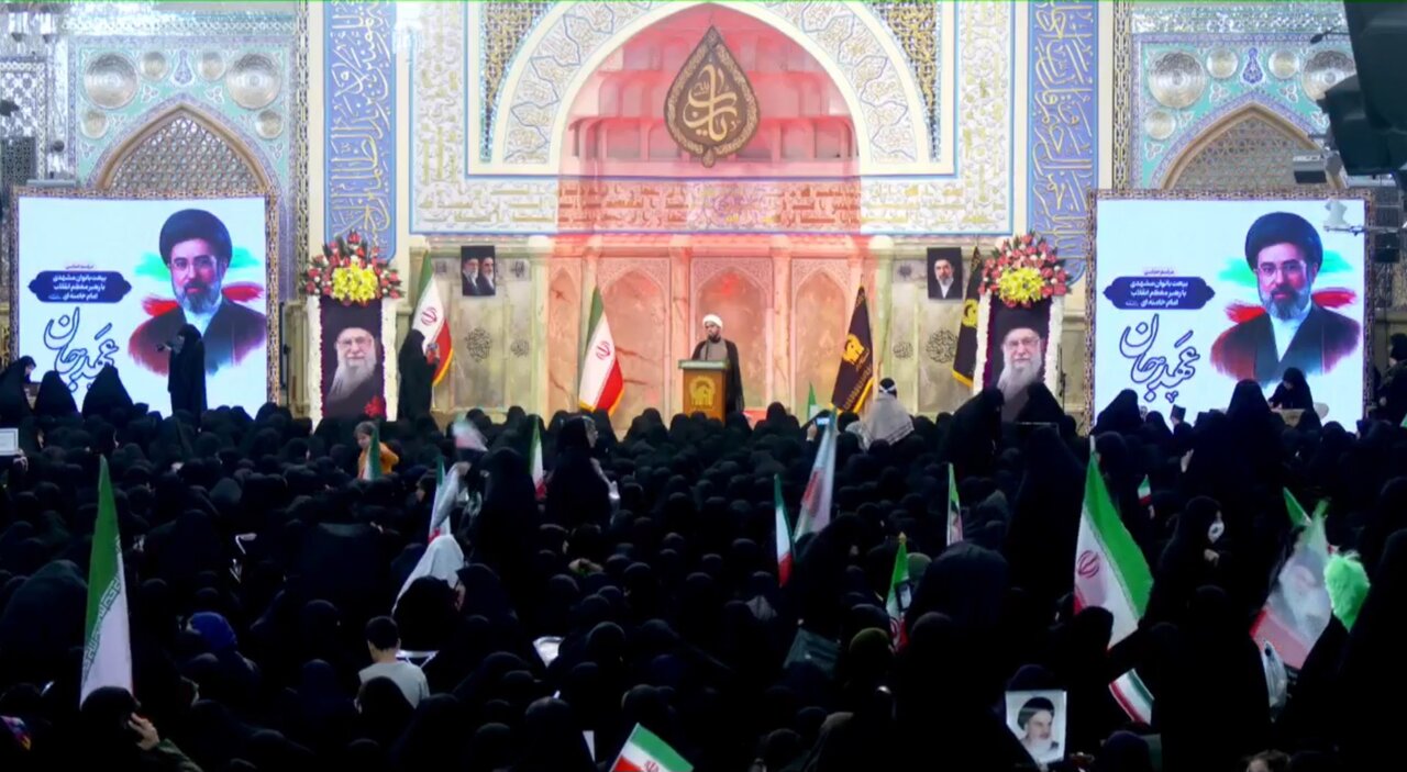 مراسم بیعت بانوان مشهدی با رهبرانقلاب اسلامی در حرم مطهر رضوی