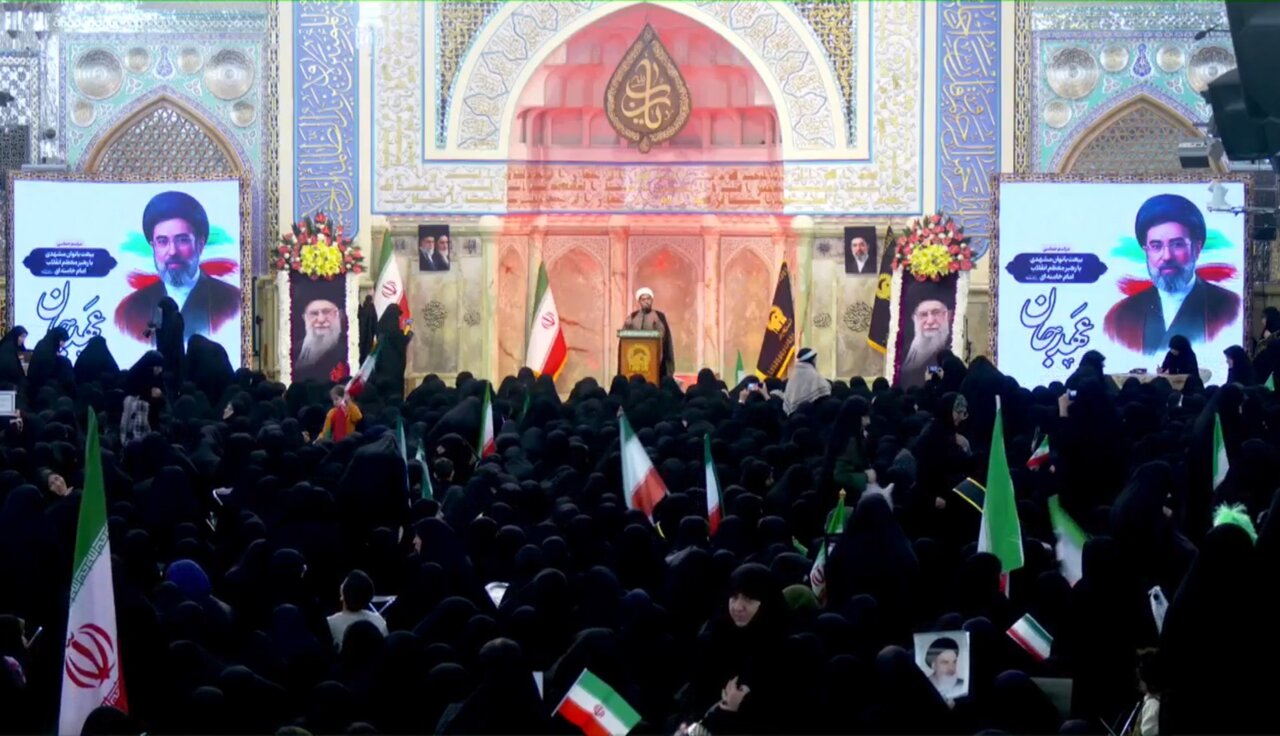 مراسم بیعت بانوان مشهدی با رهبرانقلاب اسلامی در حرم مطهر رضوی