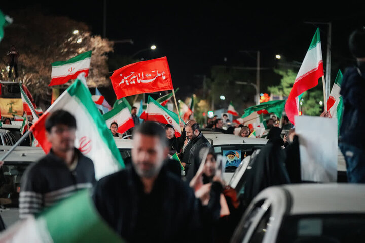 تصاویر/کاروان خودرویی در میدان آزادی کرمان