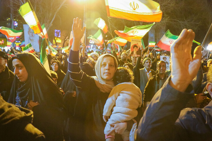 تصاویر/ آئین استقبال مردم قم از پیکر مطهر شهیدان لاریجانی